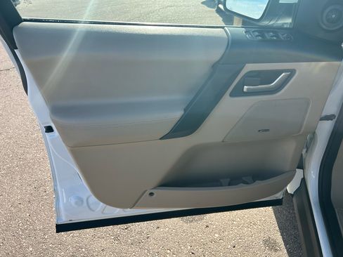 Used 2014 Land Rover LR2 HSE image 14