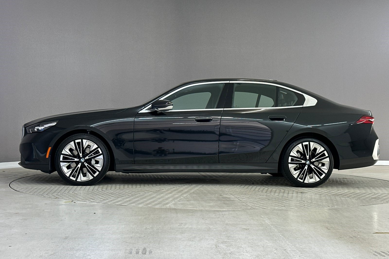 Used 2026 BMW 530i RWD image 2