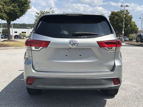 Used 2018 Toyota Highlander LE FWD image 25