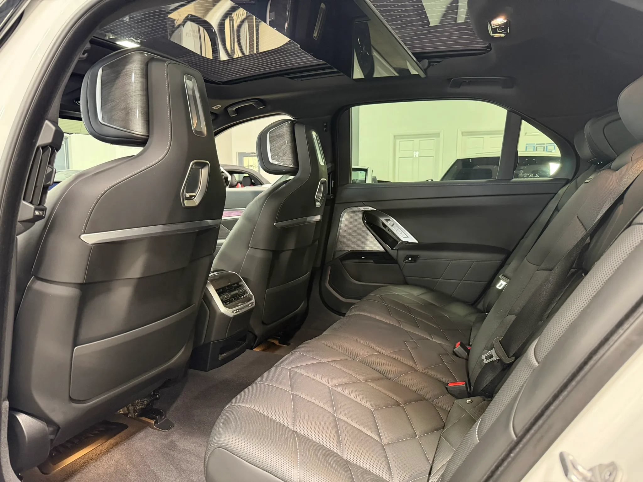 Used 2024 BMW i7 xDrive60 w/ Executive Package AWD/4WD image 27