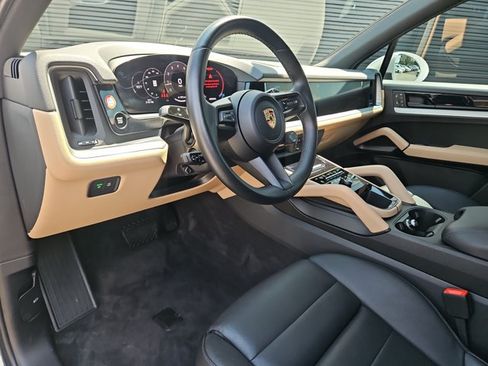 Certified 2024 Porsche Cayenne AWD/4WD image 5