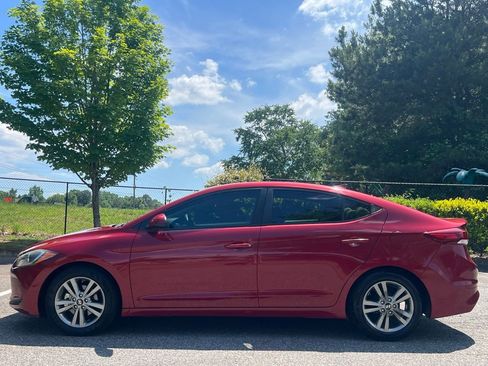 Used 2017 Hyundai Elantra SE FWD image 2