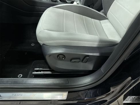 Used 2023 Volkswagen Taos SE w/ Panoramic Sunroof Package image 23