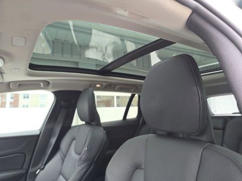 Certified 2025 Volvo V60 B5 Cross Country Plus image 28