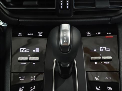 Used 2025 Porsche Macan image 19