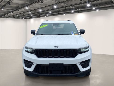 Used 2023 Jeep Grand Cherokee Altitude AWD/4WD image 2