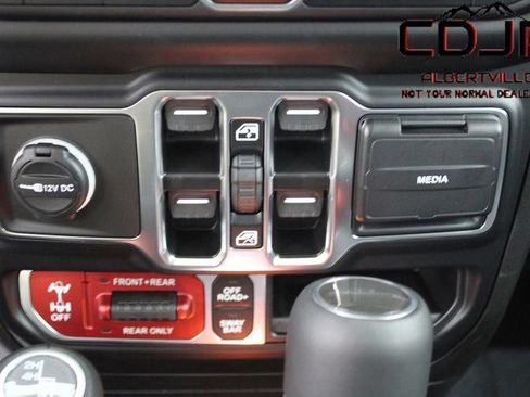Used 2023 Jeep Gladiator Rubicon w/ Cold Weather Group AWD/4WD image 39