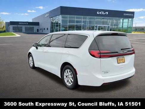 Used 2023 Chrysler Pacifica Touring-L FWD image 6