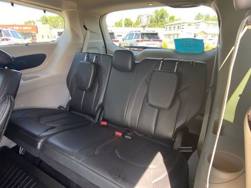 Used 2022 Chrysler Pacifica Touring-L AWD/4WD image 12