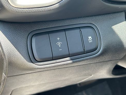 Used 2025 Hyundai Venue SEL FWD image 22