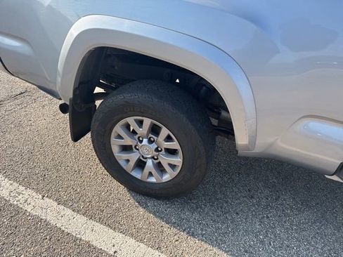 Used 2019 Toyota Tacoma SR5 AWD/4WD image 4