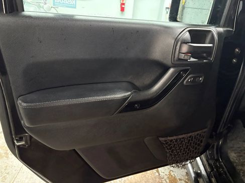 Used 2017 Jeep Wrangler Unlimited Sahara image 9