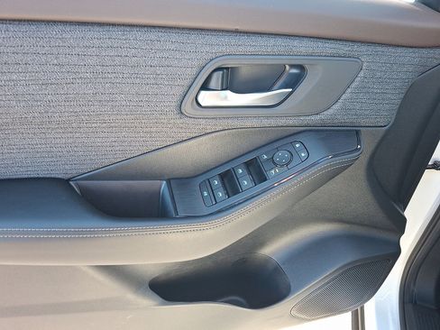 Used 2023 Nissan Rogue SV image 12