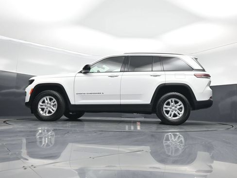 Used 2025 Jeep Grand Cherokee Laredo w/ Luxury Tech Group I AWD/4WD image 7