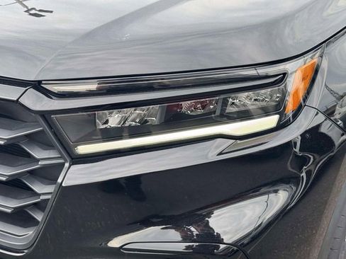 Used 2025 Honda Pilot Sport image 11