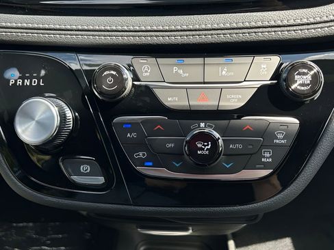 New 2026 Chrysler Pacifica Select image 21