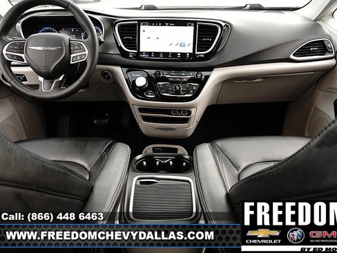 Used 2023 Chrysler Pacifica Touring-L FWD image 7