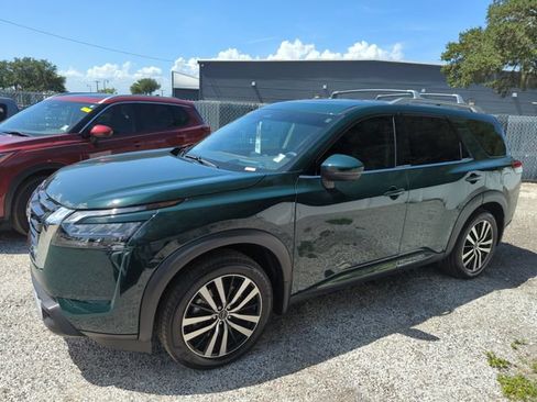 Used 2025 Nissan Pathfinder Platinum FWD image 5