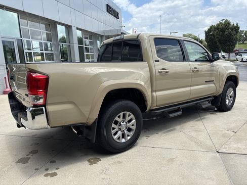 Used 2017 Toyota Tacoma SR5 w/ Tow Package AWD/4WD image 6