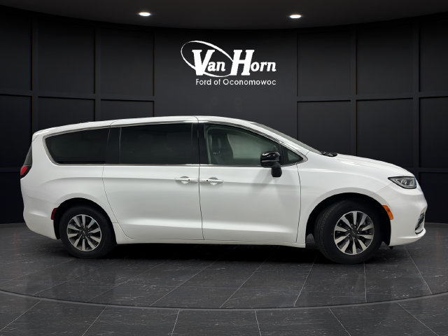 Used 2024 Chrysler Pacifica Limited FWD image 8