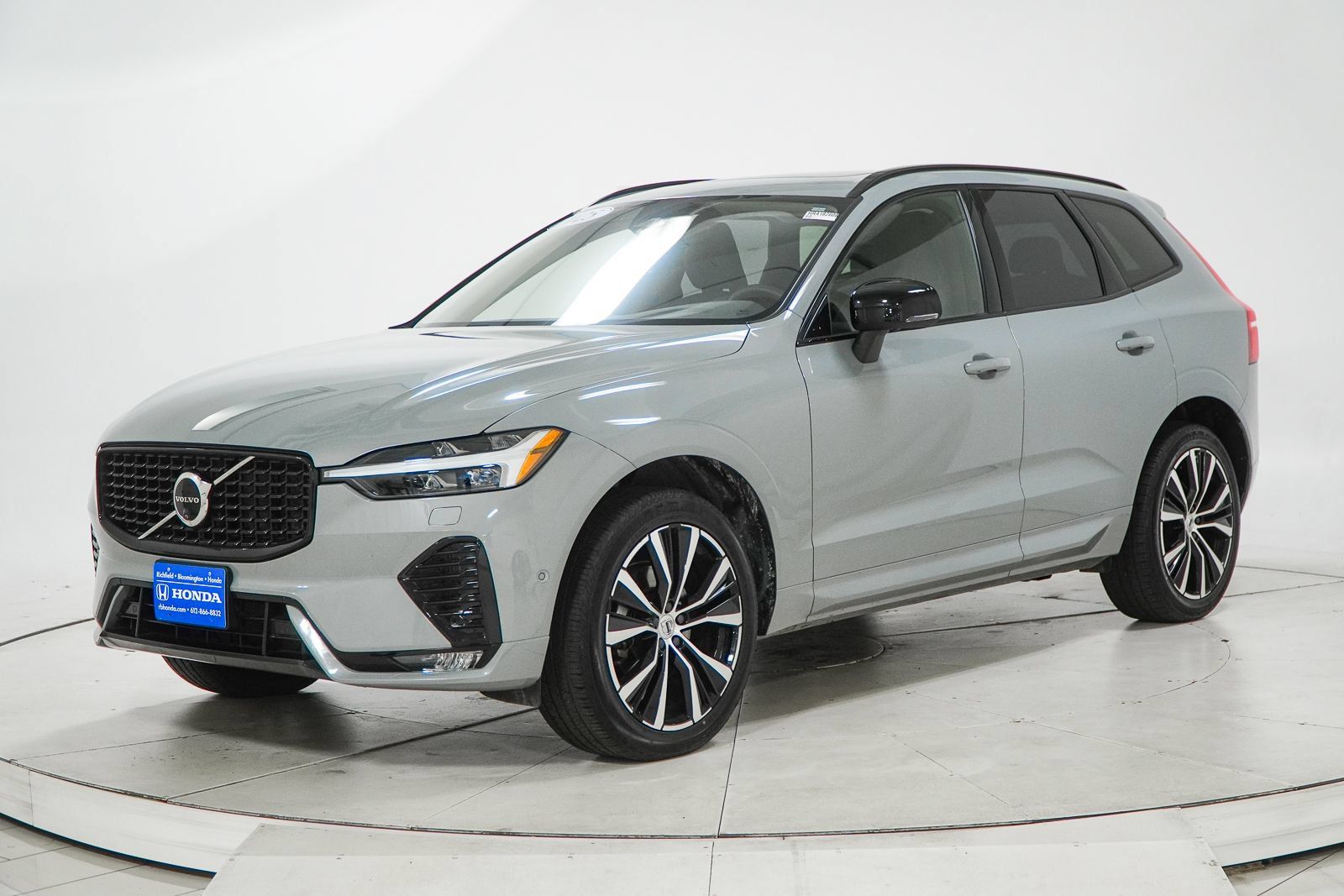Used 2025 Volvo XC60 B5 Plus AWD/4WD image 3