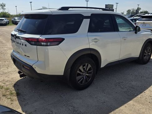 Used 2022 Nissan Pathfinder SV w/ SV Black Package AWD/4WD image 4