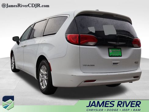Used 2023 Chrysler Voyager LX FWD image 3