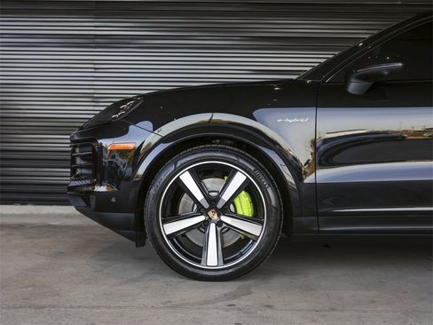 Certified 2025 Porsche Cayenne E-Hybrid Coupe image 12