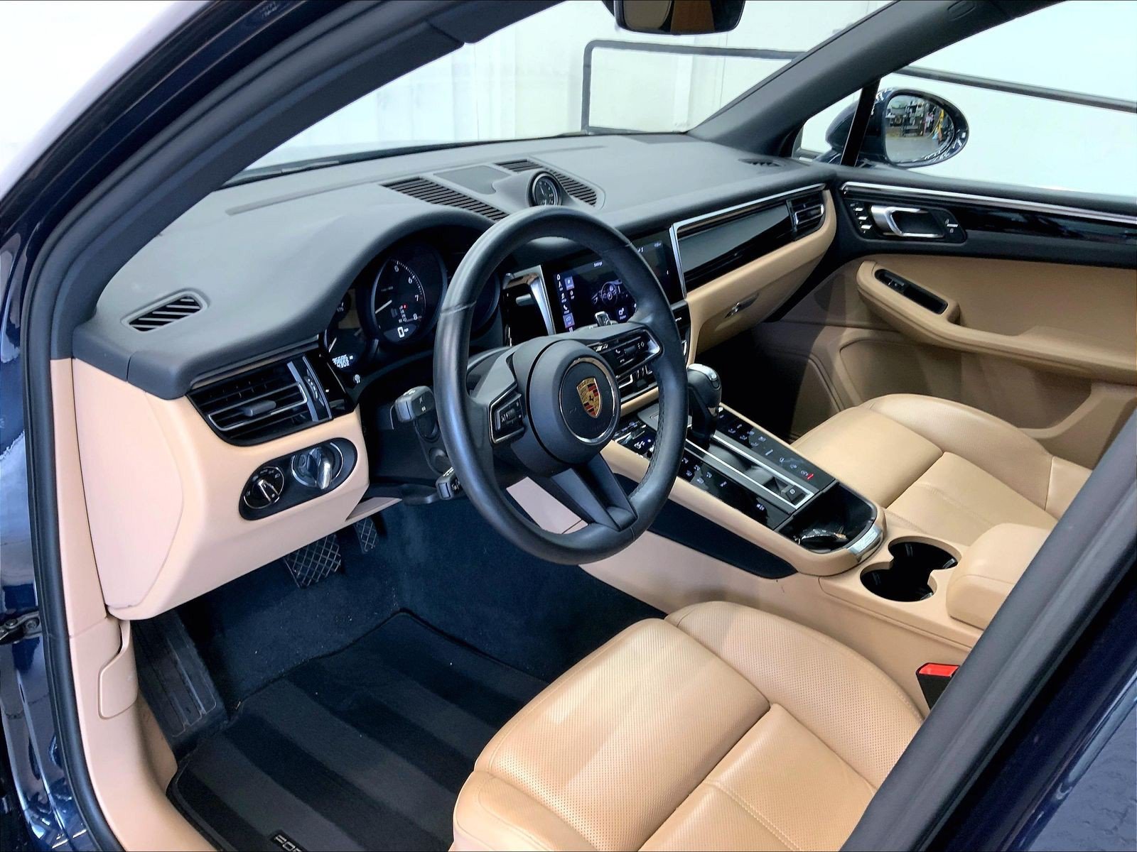 Certified 2023 Porsche Macan AWD/4WD image 4