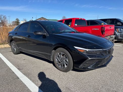 Used 2024 Hyundai Elantra SEL image 3