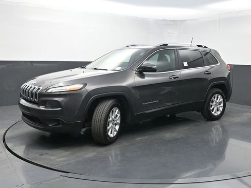 Used 2018 Jeep Cherokee Latitude Plus image 17