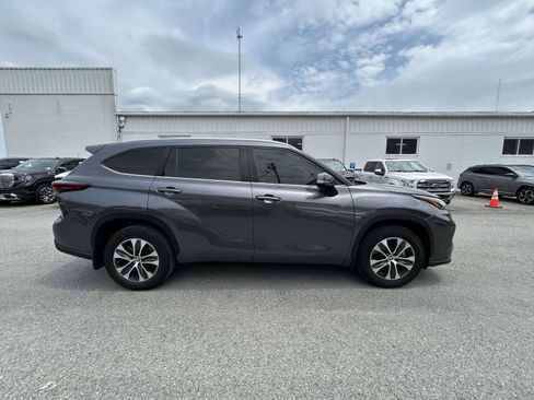 Used 2024 Toyota Highlander XLE AWD/4WD image 2