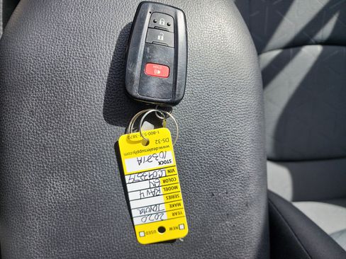 Used 2020 Toyota RAV4 XLE w/ Carpet Mat Package image 33