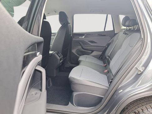 New 2025 Volkswagen Tiguan SE image 14