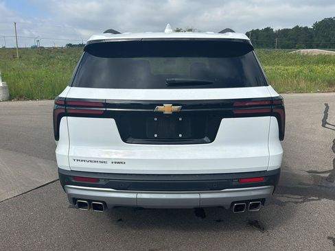 Used 2025 Chevrolet Traverse LT w/ Driver Confidence Package AWD/4WD image 4