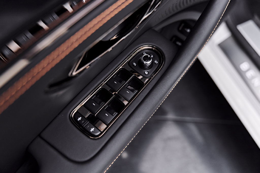 Used 2025 Bentley Flying Spur Plug-In Hybrid AWD/4WD image 31