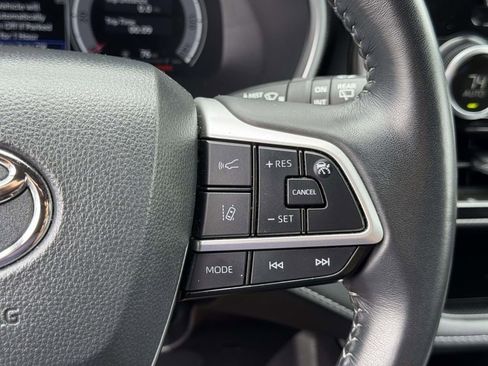 Used 2025 Toyota Highlander XSE AWD/4WD image 12