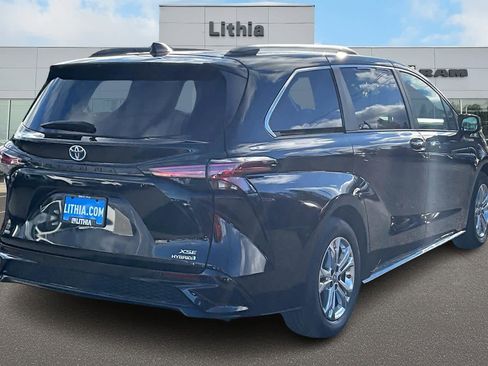 Used 2022 Toyota Sienna XSE image 23