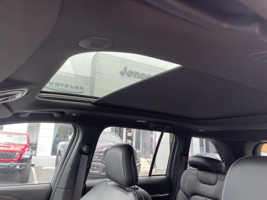 New 2026 Jeep Grand Cherokee Limited w/ Limited Altitude Package AWD/4WD image 12