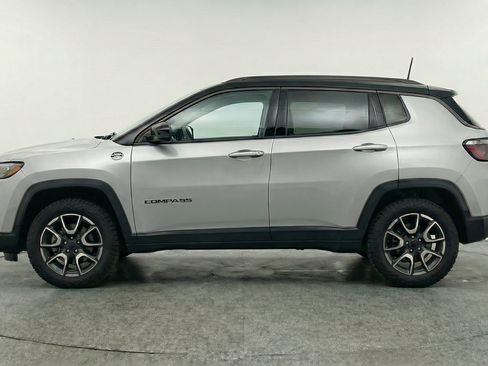 Used 2025 Jeep Compass Trailhawk AWD/4WD image 5