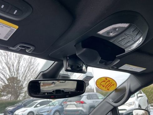 Used 2025 Chrysler Pacifica Select image 29