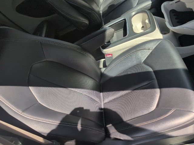 Used 2024 Chrysler Pacifica Touring-L FWD image 9