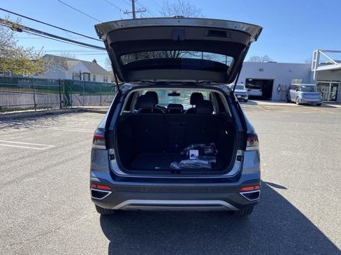 Used 2025 Volkswagen Taos SE w/ Panoramic Sunroof Package image 31