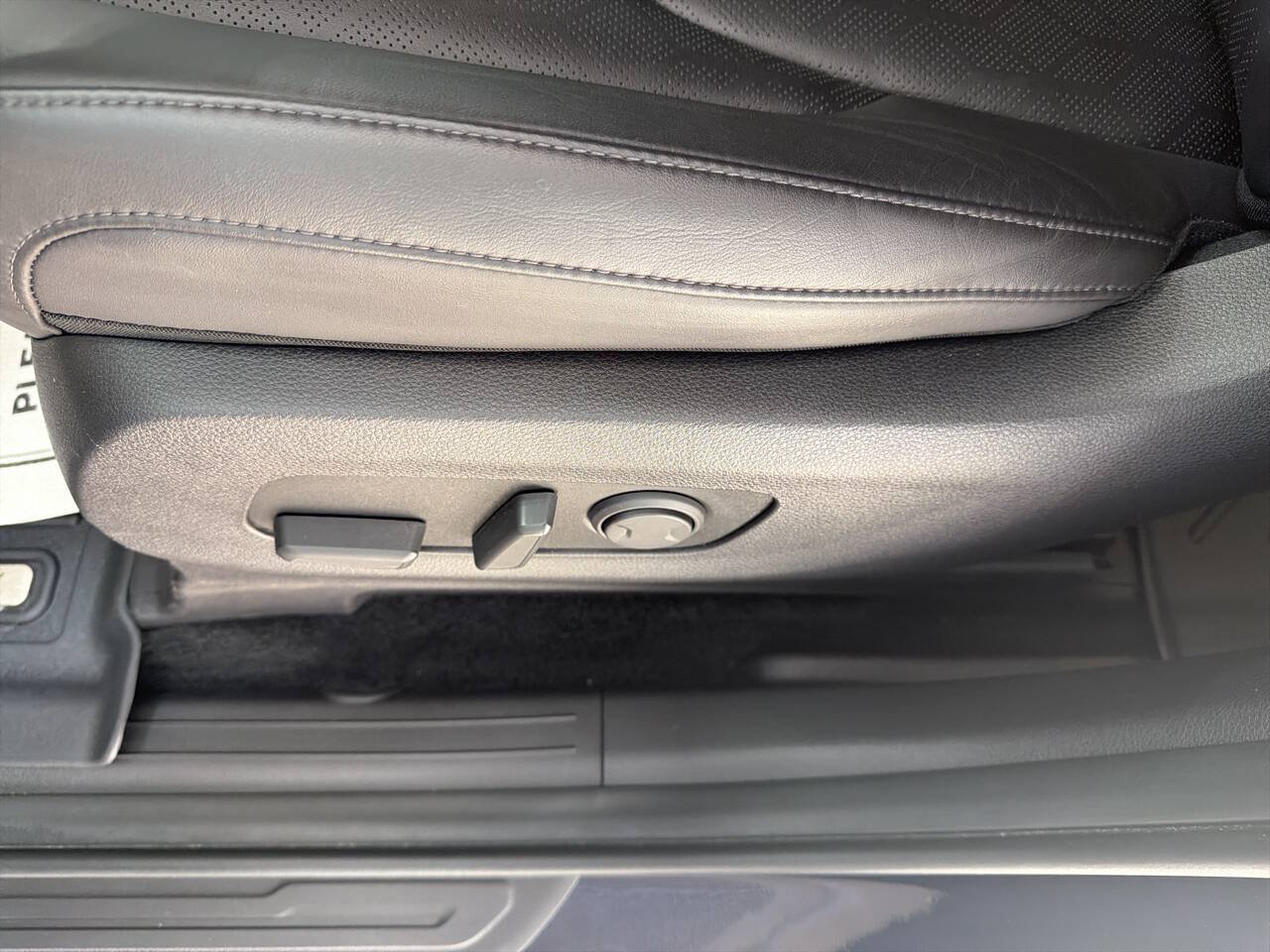 Used 2024 Kia Carnival LX FWD image 16