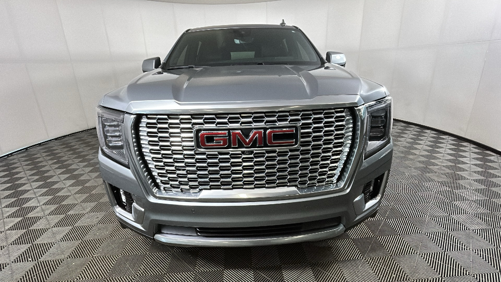 Used 2024 GMC Yukon XL Denali w/ Denali Reserve Package AWD/4WD image 9