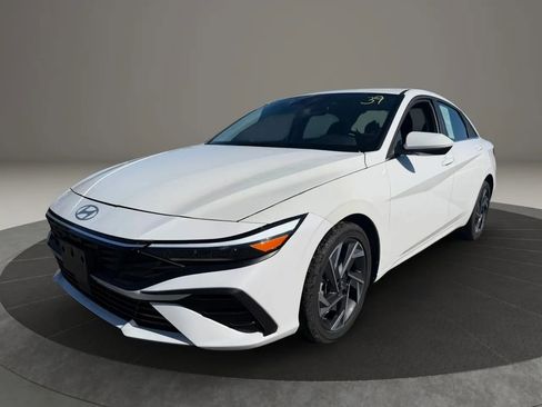 Used 2025 Hyundai Elantra SEL FWD image 1