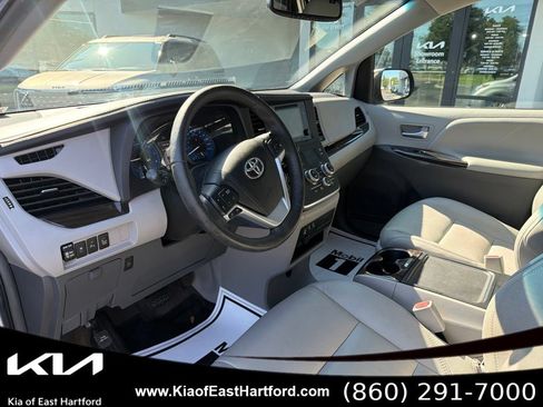 Used 2017 Toyota Sienna XLE w/ XLE Navigation Package FWD image 29