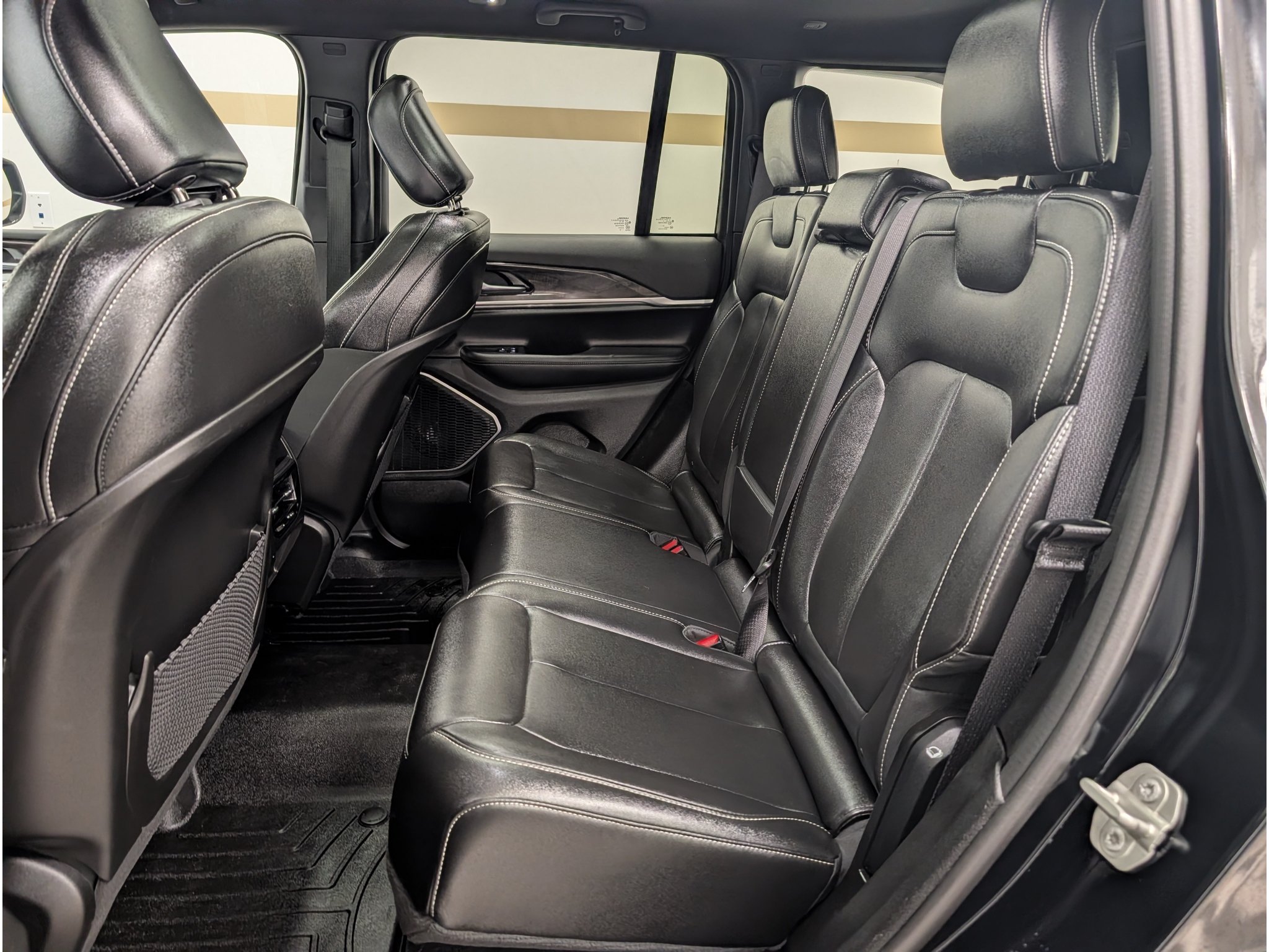 Used 2024 Jeep Grand Cherokee Limited w/ Black Appearance Package AWD/4WD image 16