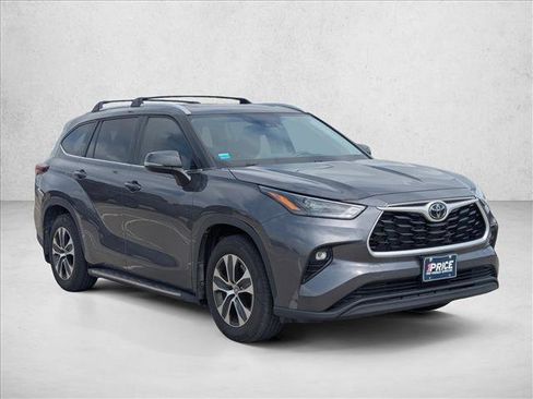 Used 2024 Toyota Highlander XLE image 3