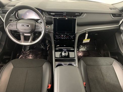 New 2025 Jeep Grand Cherokee Altitude image 10